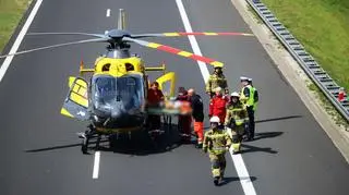 Rannego kierowcę do szpitala w Łodzi zabrał śmigłowiec Lotniczego Pogotowia Ratunkowego