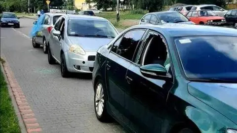 Ponad 30 uszkodzonych aut, "szyby rozbite w drobny mak". Policja zatrzymała dwóch mężczyzn 