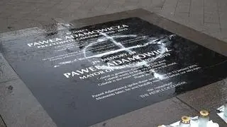 Na tablicy namalowano krzyż celtycki