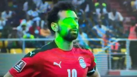 Laserem w twarz przed strzałem. Skandaliczne rzuty karne zadecydowały o awansie