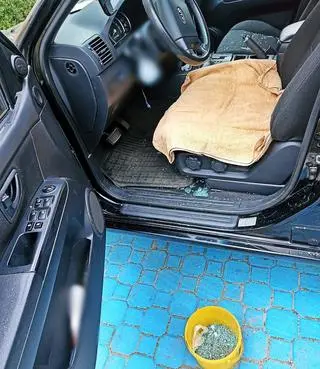 Żeby uwolnić dziecko, policjanci musieli wybić boczną szybę