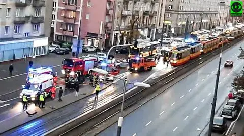 Kierowca uderzył w słup. Aleja "Solidarności" stanęła w korku