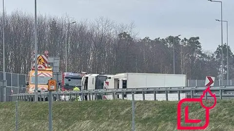 Ciężarówka przewróciła się na autostradzie, zablokowała wjazd