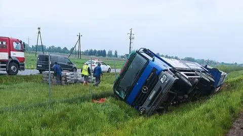 Kierowca tira wjechał do rowu na S17