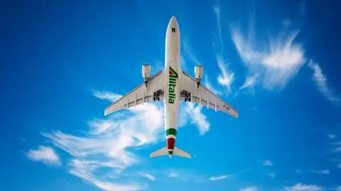 Stewardesy rozebrały się w centrum Rzymu w proteście przed zwolnieniami