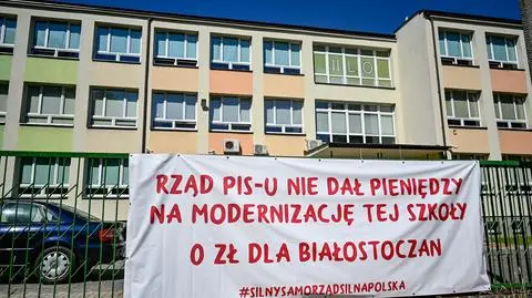 Takie banery zawisły na ogrodzeniach szkół