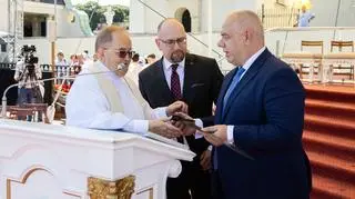 Minister Jacek Sasin wręcza miecz