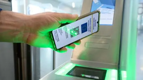 Komisja Europejska chce, by certyfikaty covidowe zostały z nami na dłużej  