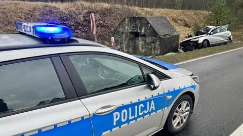 Wypadli z drogi, uderzyli w bunkier. Ranni zmarli w szpitalu