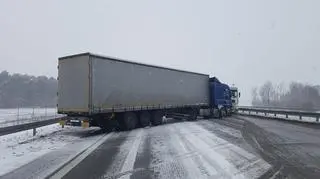 Ciężarówka wpadła w poślizg i przyblokowała autostradę A1