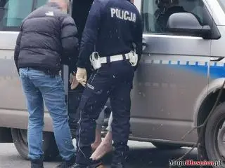 Zatrzymanie mężczyzny, który ukradł policjantom radiowóz w trakcie interwencji