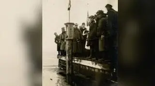 Słup pamiątkowy wbity w dno zatoki