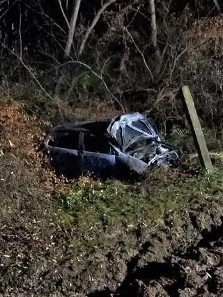 Samochód wypadł z drogi i stanął w płomieniach, doszczętnie spłonął 