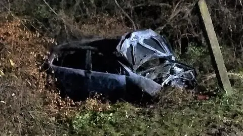 Samochód wypadł z drogi i stanął w płomieniach, doszczętnie spłonął 