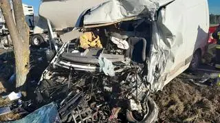 Wypadek busa i samochodu ciężarowego na DK74