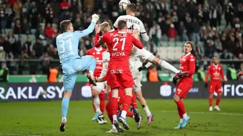 Chaos na boisku, protesty na trybunach. Legia ze zwycięskim golem w doliczonym czasie gry