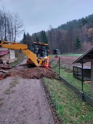 Operator koparki uszkodził ogrodzenie 