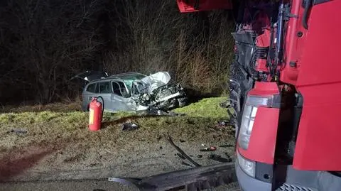 Na łuku drogi zjechał na lewy pas i uderzył w tira. Trafił do szpitala 