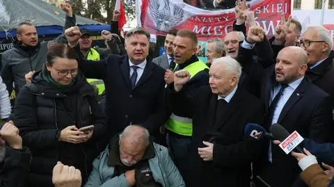 Emocje w Trybunale i przed. Najnowsze informacje i komentarze