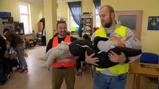 Wolontariusze pilnujący dzieci, w czasie, kiedy mama odbiera pakiet