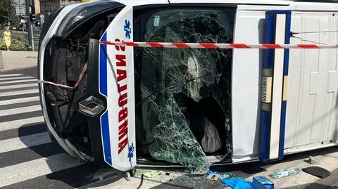 Karetka przewróciła się na bok