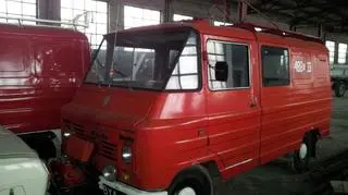 Młodszy żuk posiada z przodu autopompę