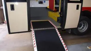 Przy drzwiach z tyłu zamontowana została rampa dla wózków