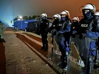 Funkcjonariusze policji na granicy polsko-białoruskiej
