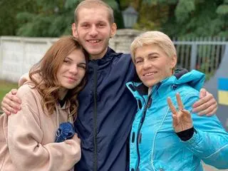Dmytro Kozacki w objęciach matki i siostry