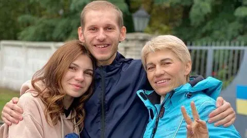 Dmytro Kozacki w objęciach matki i siostry