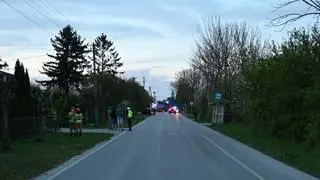 Stała przy przystanku. W pewnym momencie wybiegła na jezdnię 