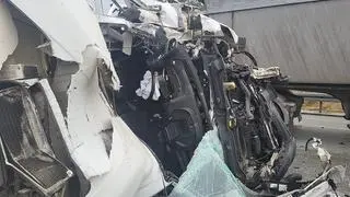 Bus uderzył w tył ciężarówki. Jedna osoba ciężko ranna