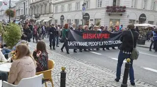 "Ręce precz od dzieci". Ludzie wyszli na ulice, biskup przeprasza za "ciężkie grzechy"