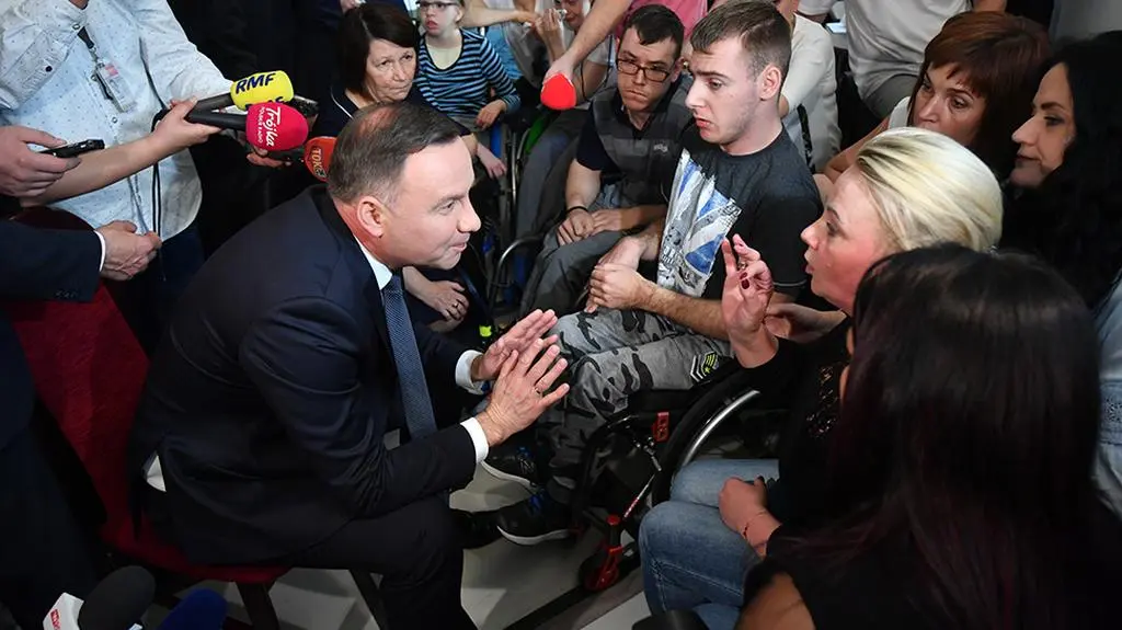 Prezydent przyjechał do Sejmu. Spotkał się z protestującymi rodzicami osób niepełnosprawnych