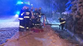 Na miejscu pracuje kilkudziesięciu strażaków