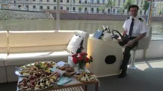 Brian May i Roger Taylor z zespołu Queen zwiedzają Wrocław… z poziomu łódki. Muzycy, którzy w sobotę razem z Adamem Lambertem zagrają na stadionie, skorzystali z pięknej pogody i wybrali się na rejs po Odrze. 