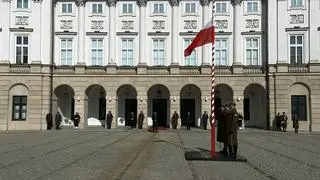 Przed Pałacem Prezydenckim opuszczona została do połowy masztu biało-czerwona flaga