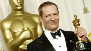 Chris Cooper postawił statuetkę w bezpiecznym miejscu w salonie 