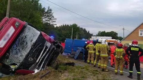Bus zderzył się z cysterną, jedna osoba nie żyje. Przewrócona ciężarówka zablokowała drogę