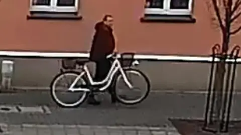 Zderzył się z rowerzystką. Pomógł jej i odjechał. Teraz szuka go policja
