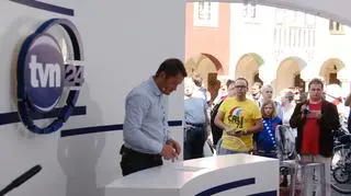 Poznaniacy przyglądali się pracy ekipy TVN 24