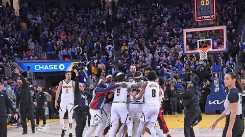 Niemal z połowy boiska w ostatniej sekundzie