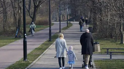 "Mamy scenariusze zmniejszenia kontaktów do 50 procent i do 90 procent. Różnica jest drastyczna"