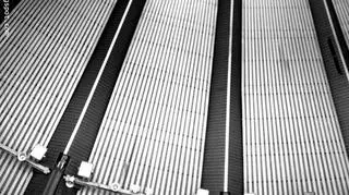 Po sklepieniem hali zamocowane jest oświetlenie