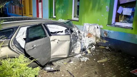 Kierujący samochodem 34-latek, przebił ogrodzenie i uderzył w budynek szkoły podstawowej