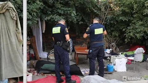 Ognisko, ubrania, stół, krzesła i inne przedmioty zostały znalezione za zdjętymi z ram reklamami