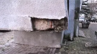 Eksperci uznali, że pomnik zagraża przechodniom