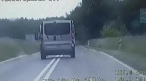 Gwałtownie ruszył, gdy podszedł do niego policjant. Auto porzucił w lesie i próbował uciec