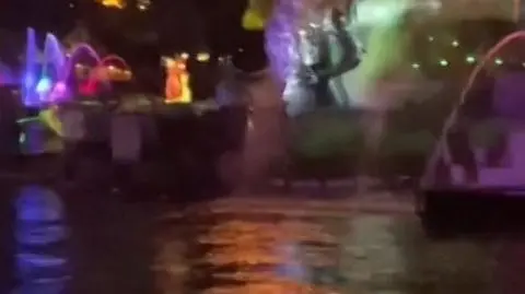Kilkunastometrowy smok stanął w płomieniach. Odwiedzający najstarszy Disneyland musieli uciekać