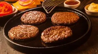 Średni hamburger waży około 160 gramów 